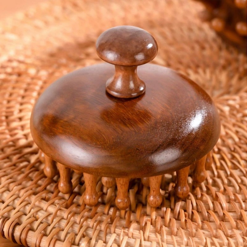 Vad är den specifika funktionen av sandelträ rundplatta massage kam?